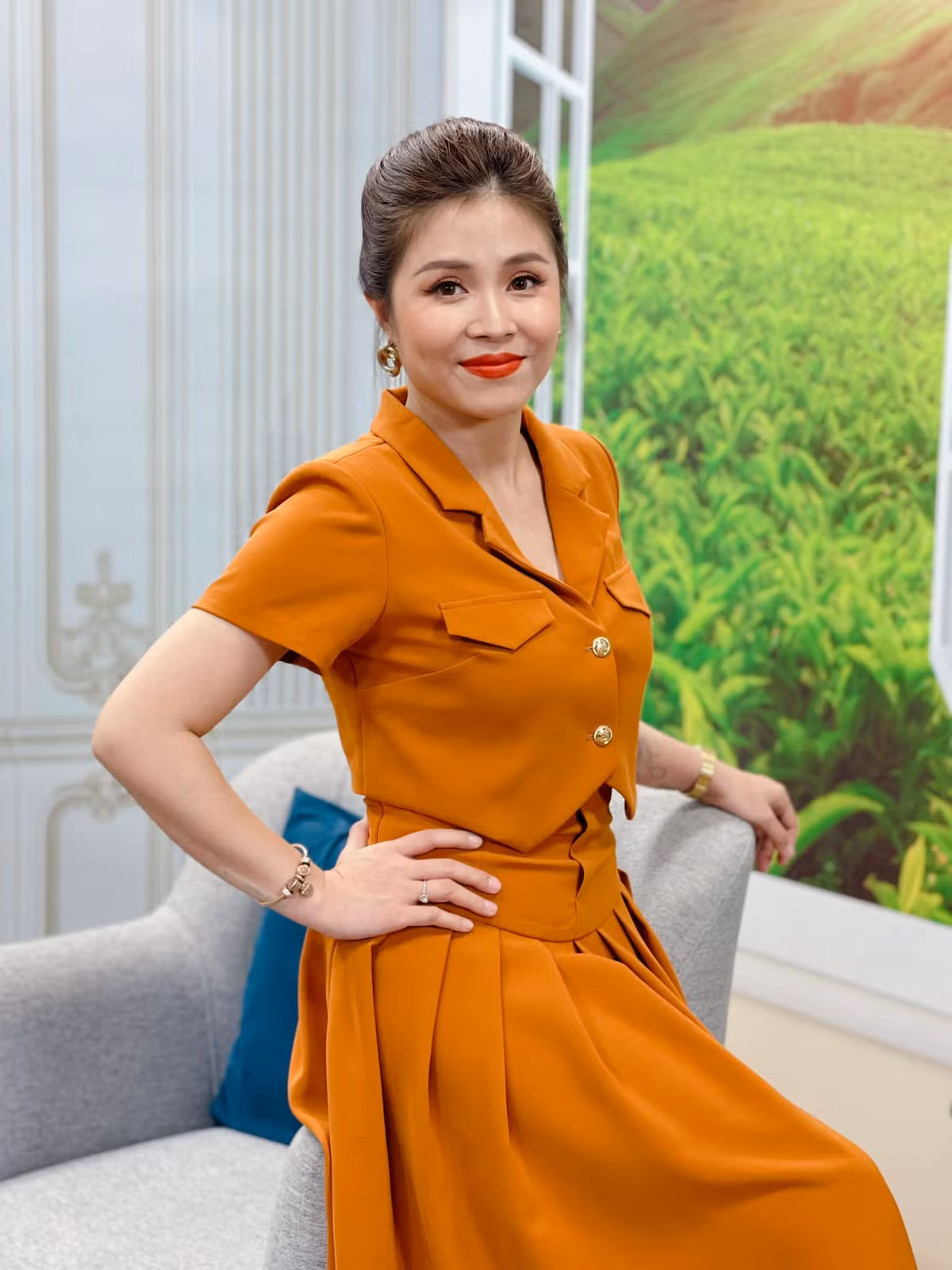 Len song dan chuong trinh, MC Hoang Linh lo hinh xam “ho bao“