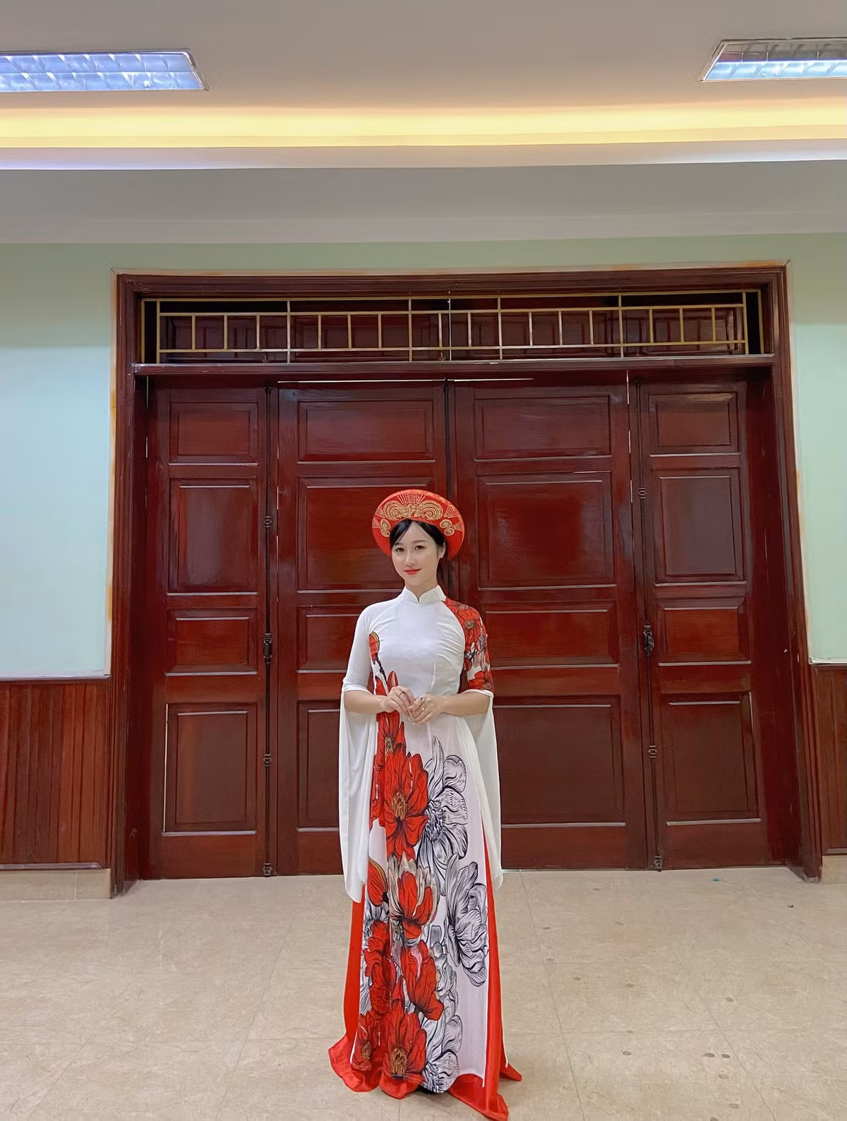 Sở hữu khuôn mặt bầu bĩnh khiến người đối diện xao xuyến, đáng yêu và nụ cười tươi duyên dáng Hương Trà được nhiều người gọi là cô giáo hot girl.