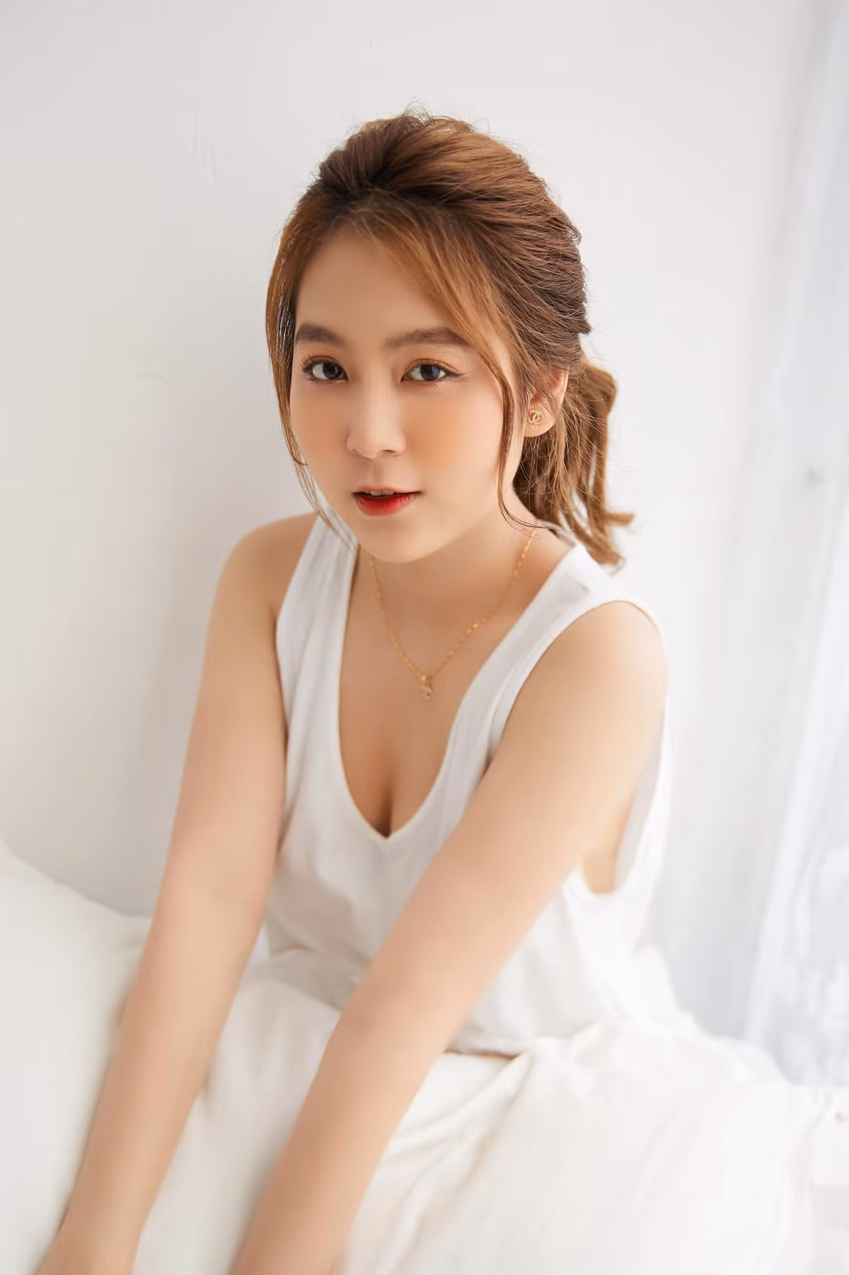 Cô lọt vào mắt xanh của nhiều nhãn hàng thời trang và được mời làm người mẫu quảng cáo. Ảnh: FBNV