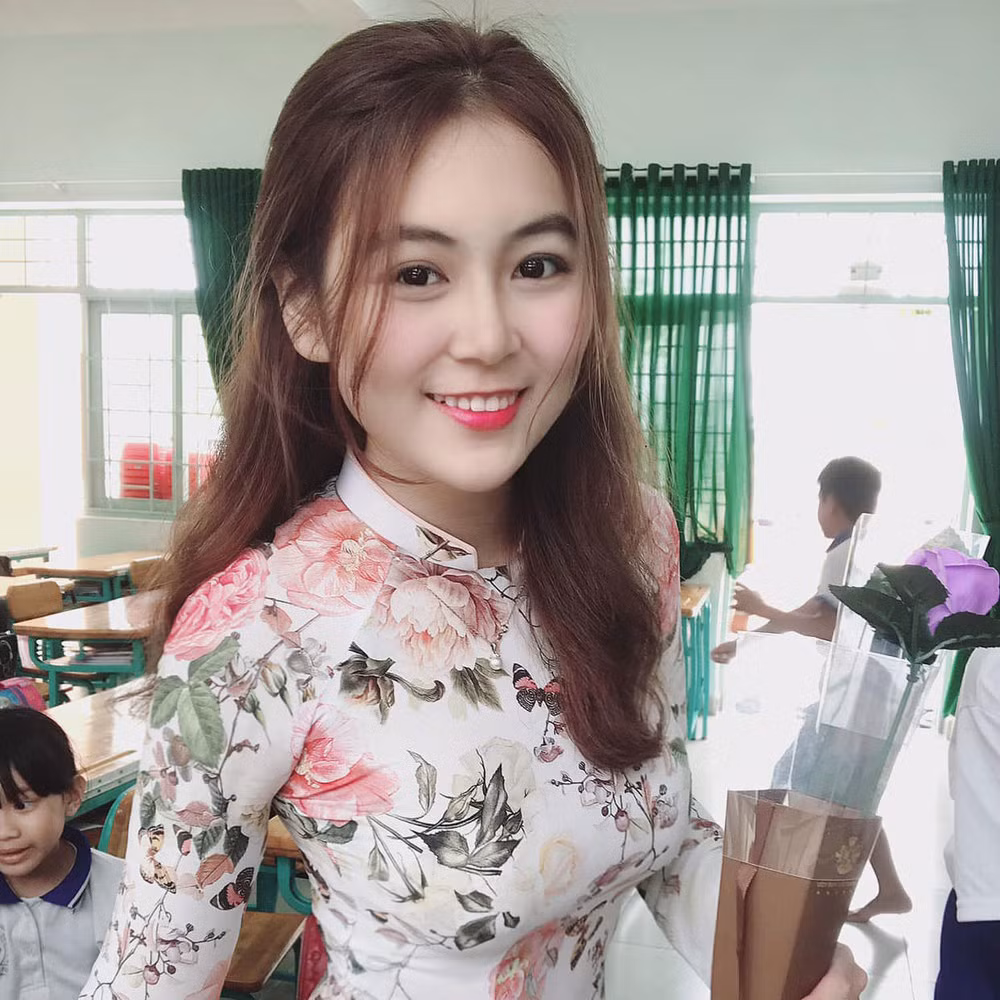 Sở dĩ cô giáo hot girl này có sức hút mạnh mẽ trên MXH vậy là nhờ sở hữu thân hình siêu quyến rũ với số đo 3 vòng 83-58-92.
