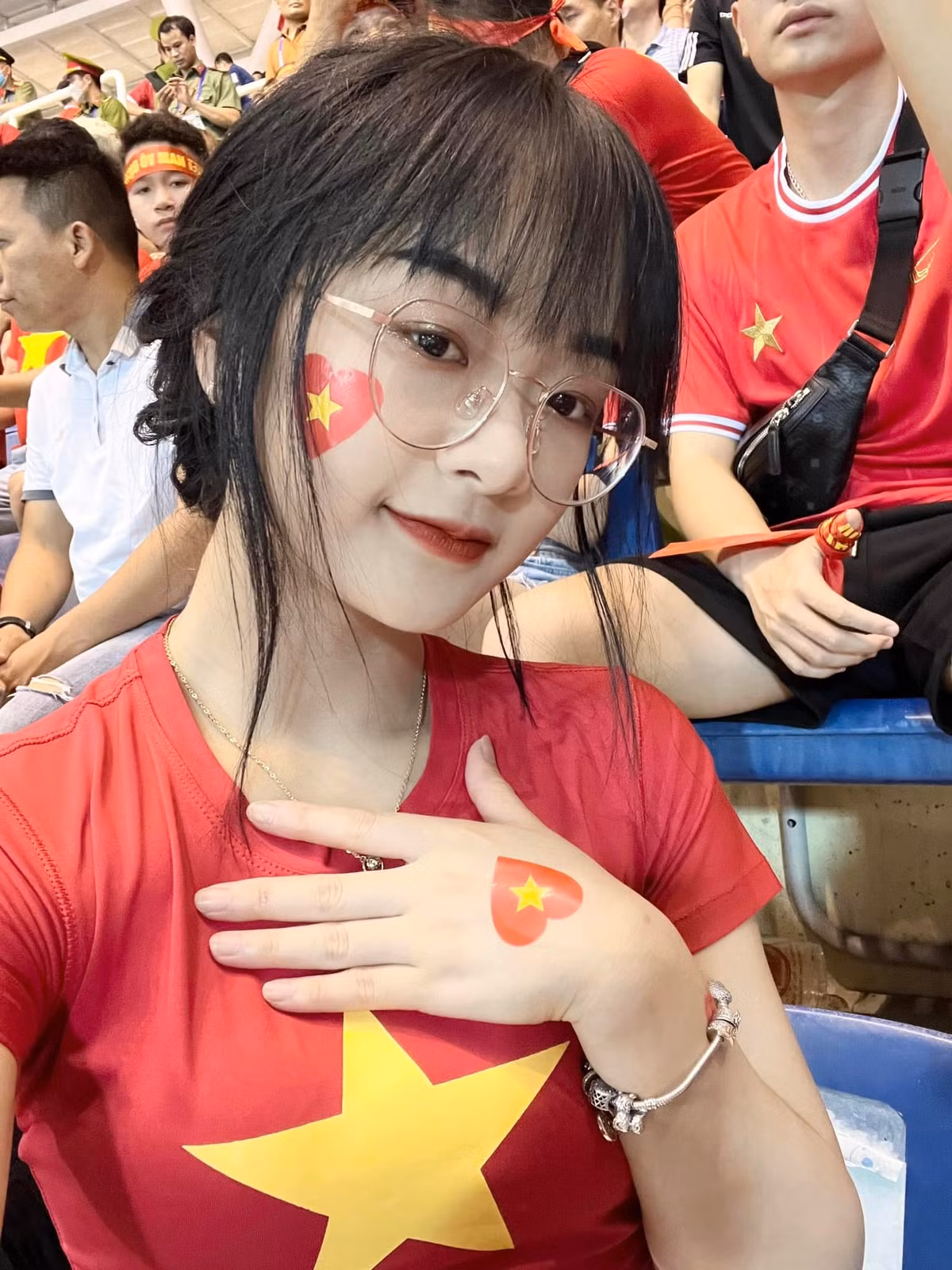 Nữ TikToker Gấm Kami tên thật là Ma Thị Hồng Gấm, cô nàng nổi lên với vẻ ngoài đáng yêu, nhỏ nhắn nhưng đôi tay lại thoăn thoắt, đánh đâu trúng đó trên bàn bi a.