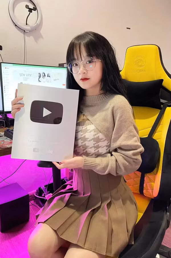 Được biết Gấm Kami hiện đang là sinh viên của trường Đại học Luật Hà Nội. Vì gia đình mở quán kinh doanh chơi bi a nên dù còn trẻ tuổi, Gấm Kami đã là một cơ thủ “lão luyện” với 10 năm kinh nghiệm.