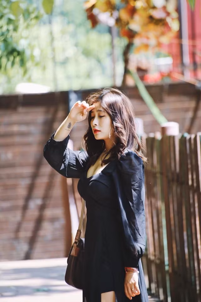 Được biết Milona đang theo học tại Đại Học Hà Nội và đang theo đuổi sự nghiệp streamer với kênh youtube Minola TV gần 1 triệu subscribe, tài khoản Instagram với khoảng 70 nghìn lượt theo dõi.