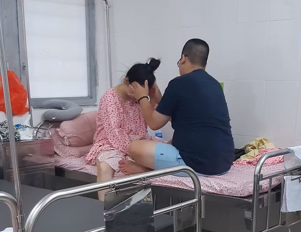 Trước đó cũng đã từng có người chồng nhận được “bão” tim của người dùng mạng xã hội vì có hành động xứng đáng 10 điểm khi chăm vợ đẻ. Ảnh: Facebook Linh