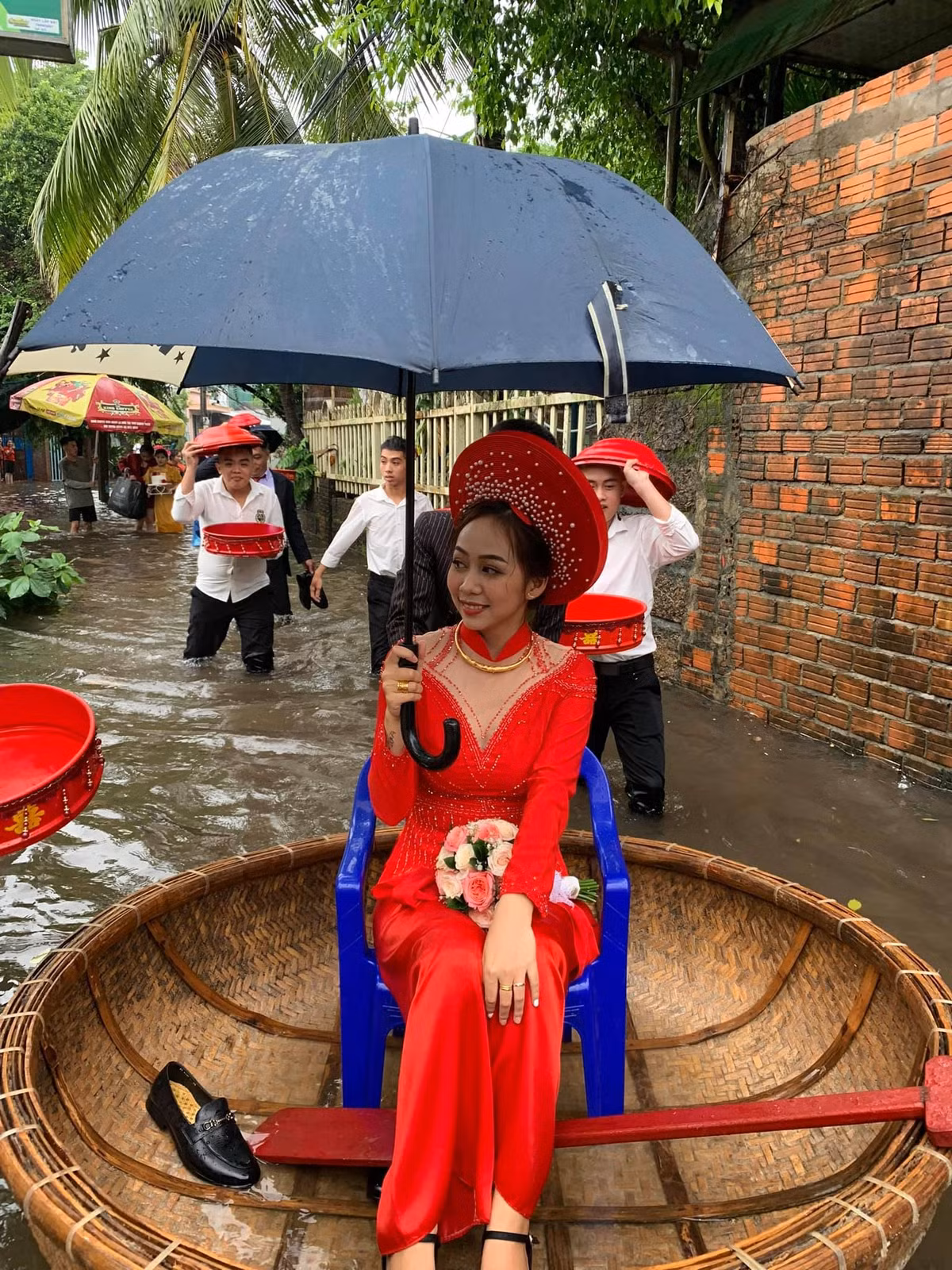 Mưa lũ thiên tai xảy đến nhưng ngày vui trăm năm không thể trì hoãn. Do vậy, nhiều gia đình vẫn tổ chức đám cưới dù khung cảnh xung quanh ngập nước.