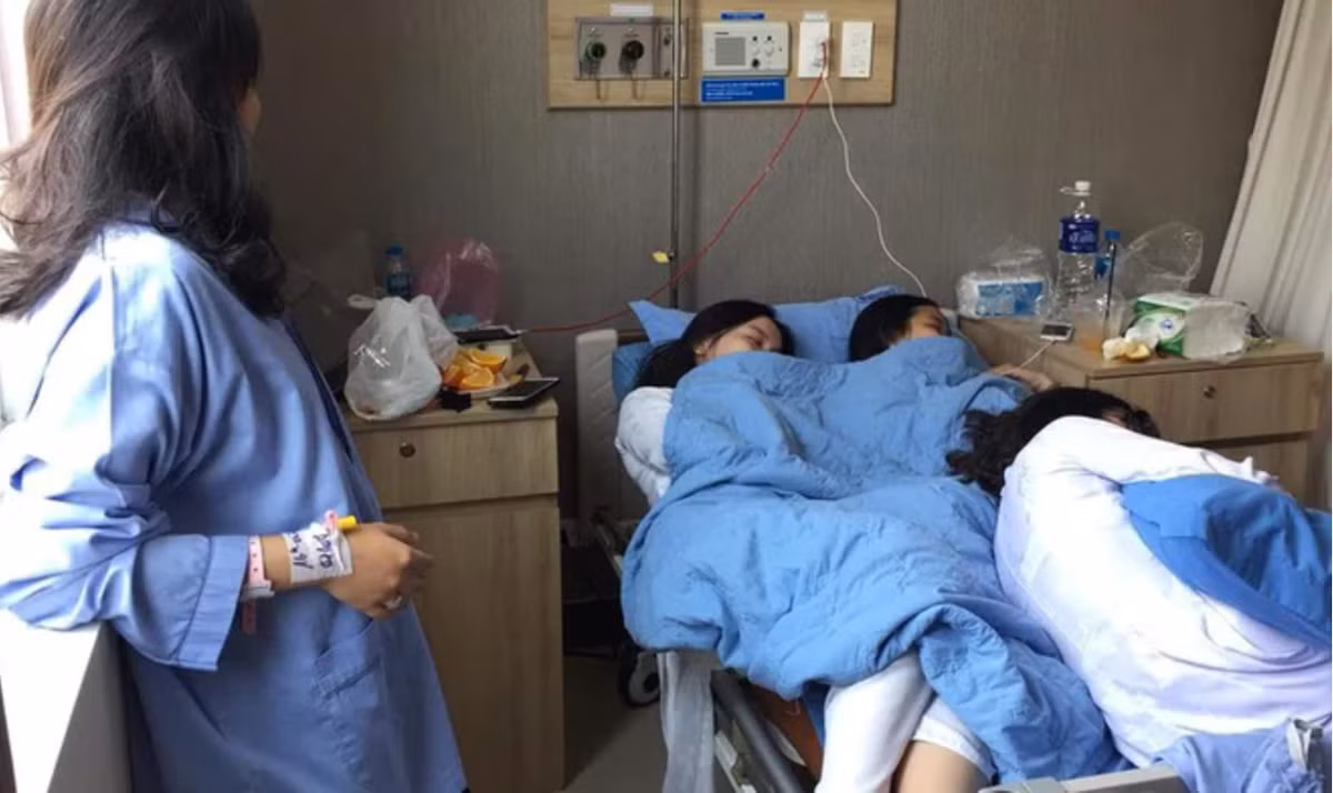 Bạn đang ốm, mệt rã rời mà vẫn phải đứng bất lực nhìn lũ bạn nằm trên giường bệnh của bạn ngủ ngon lành, thì hẳn là thân ơi là thân rồi đấy! Ảnh:Duy Hoàng/ group Trường Người Ta