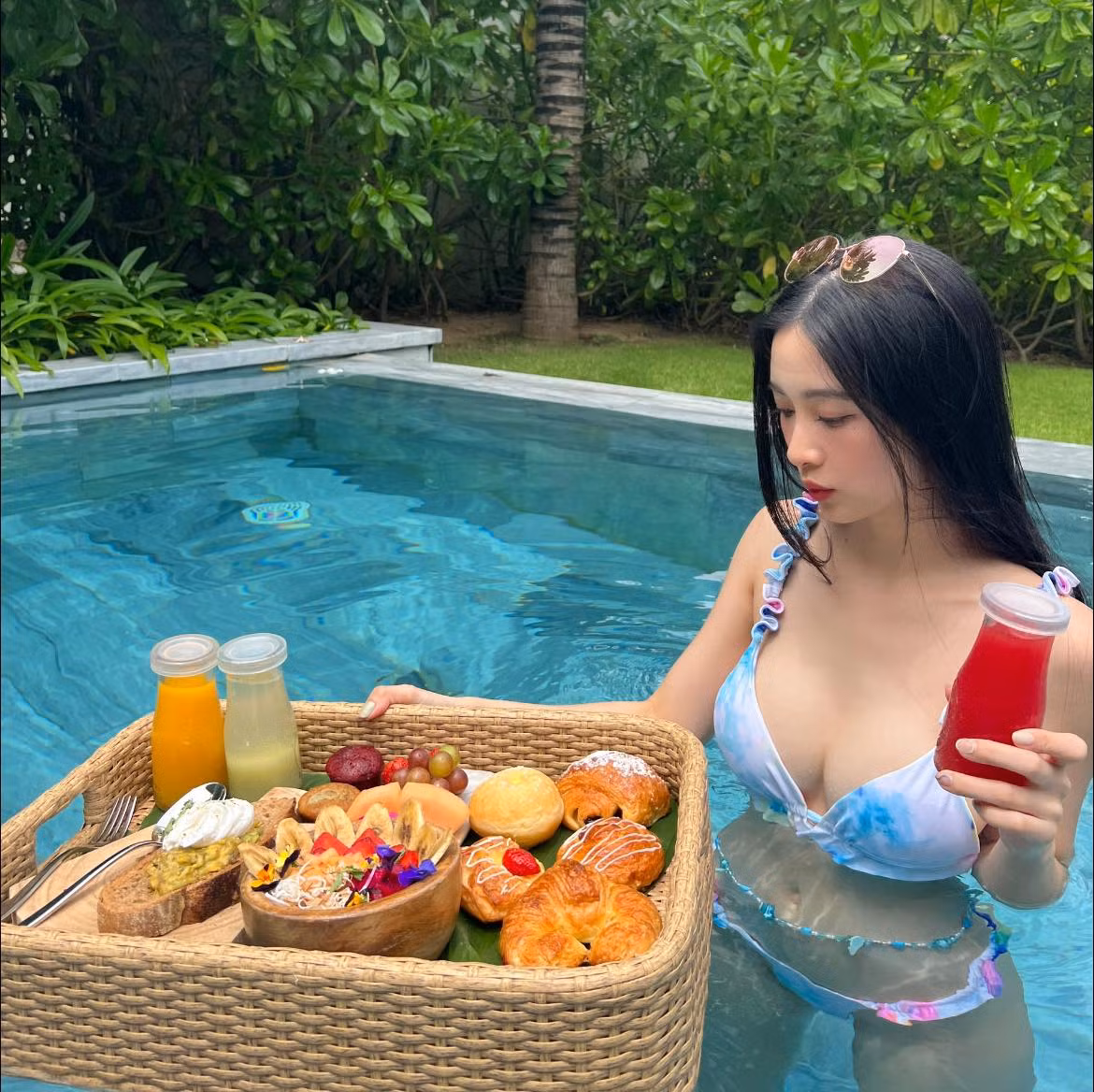 Cùng với sự trưởng thành trong sự nghiệp, hot girl Jun Vũ cũng thay đổi bản thân với phong cách thời trang.