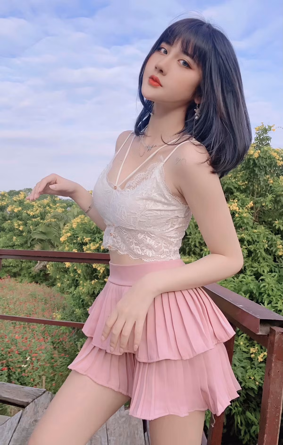 Cô được cộng đồng mạng gọi với biệt danh "Hằng Dâu Tây" bởi sự ngọt ngào, quyến rũ trong mỗi bộ ảnh gợi cảm.