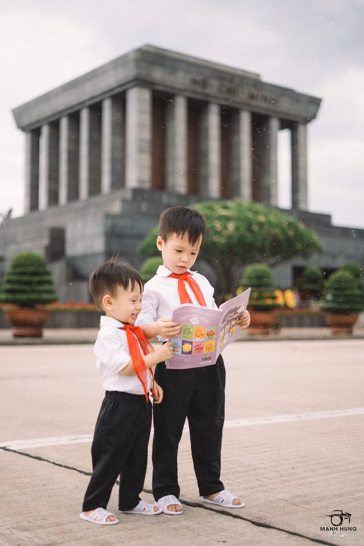 Khi xem bộ ảnh này, những ký ức tuổi thơ dù ít dù nhiều vẫn còn đọng lại trong ký ức của nhiều người khi còn bé, khi được bố mẹ dẫn đến thăm Lăng Bác.
