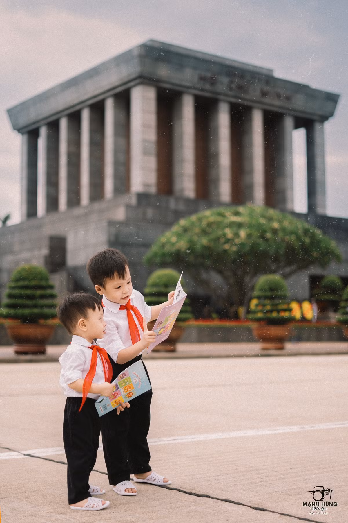 Đây không phải là bộ ảnh đầu tiên mà hai cậu bé làm người mẫu. Hai em thường xuyên được bố mẹ lưu lại những khoảnh khắc tuổi thơ từ trước đó.