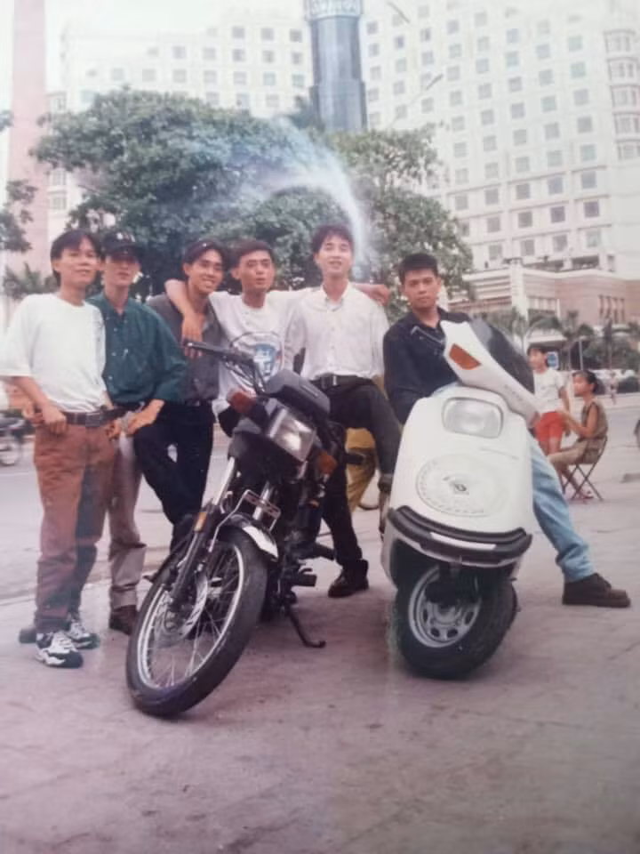 Ở nội thành, buổi tối, nam thanh nữ tú có thói quen cùng xuống phố, đi dạo quanh bờ Hồ.