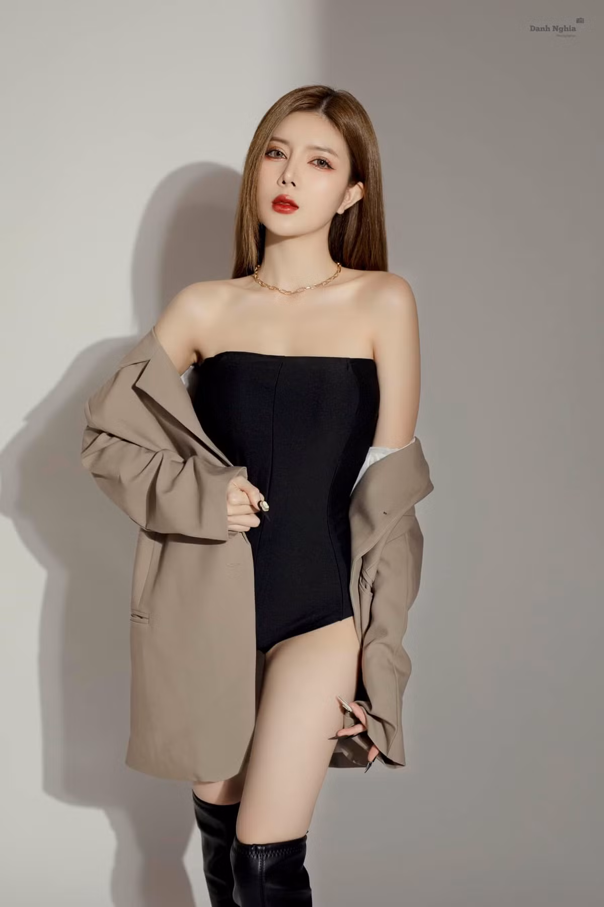 " Hot girl dao kéo" Lilly Luta tên thật là Nguyễn Thị Lượm, gây chú ý với gương mặt xinh như búp bê. Sau này cô còn đoạt giải nữ sinh có gương mặt khả ái nhất cuộc thi Miss Ngôi sao 2012.
