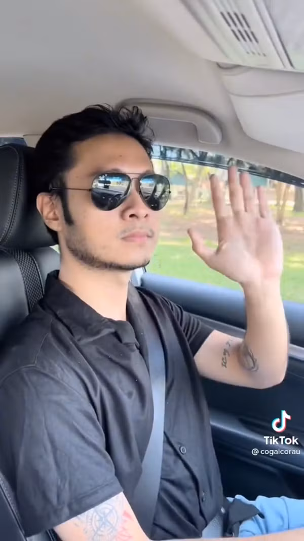 Mọi người liên tục hỏi anh chàng TikToker tại sao chưa xóa kênh khi trước đó đã thông báo.