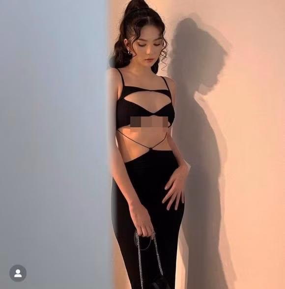 Gương mặt Ngọc Trinh vẫn "học sinh" nhưng vóc dáng "phụ huynh" giờ lại như thiếu nữ mới lớn.