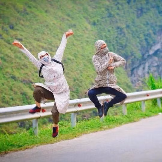 Muôn vàn tình huống éo le khi đi du lịch có lẽ là câu chuyện ai cũng đã từng trải qua trong đời. Hết mưa bão rồi đến nắng nóng cháy da cháy thịt, ,… trước tình huống đó, mỗi người lại có một cách xử lý riêng.