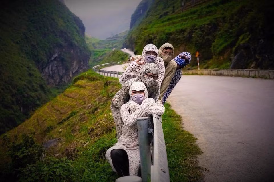 Bất chấp cái nắng, nhóm bạn mặc trang phục phong cách “Ninja” cùng tạo dáng chụp hình ở nhiều địa điểm khác nhau.