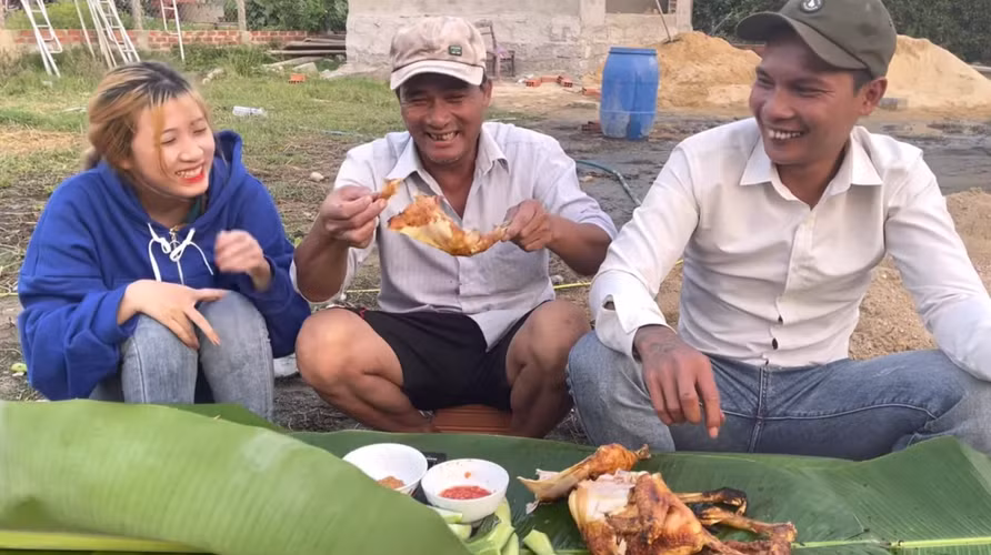 Có thể thấy hiện tại Lộc Fuho đã có trong tay tất cả, từ một mái ấm gia đình hạnh phúc đến của cải nhà cửa, xe ô tô không thiếu thứ gì.