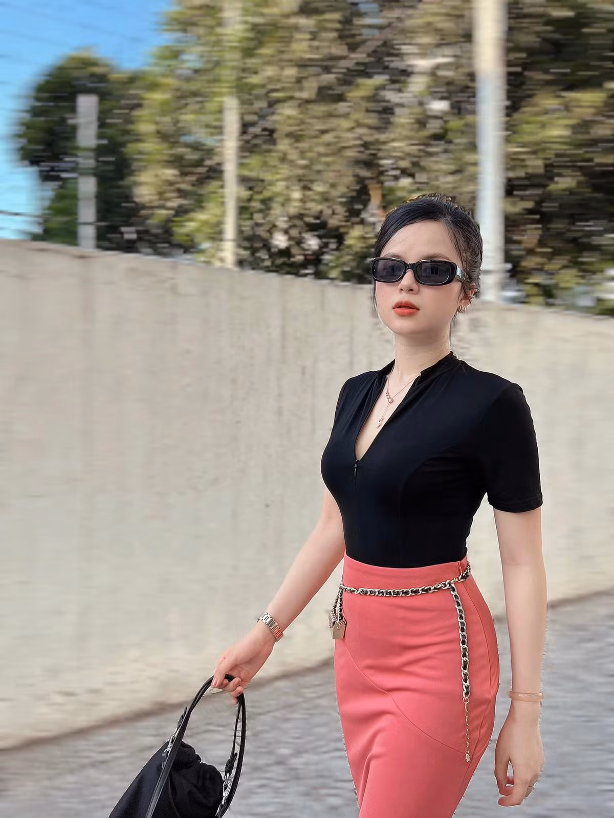 Sở hữu chiều cao hạn chế nên Hà Đan được mệnh danh là nữ MC chân ngắn nhất VTV.