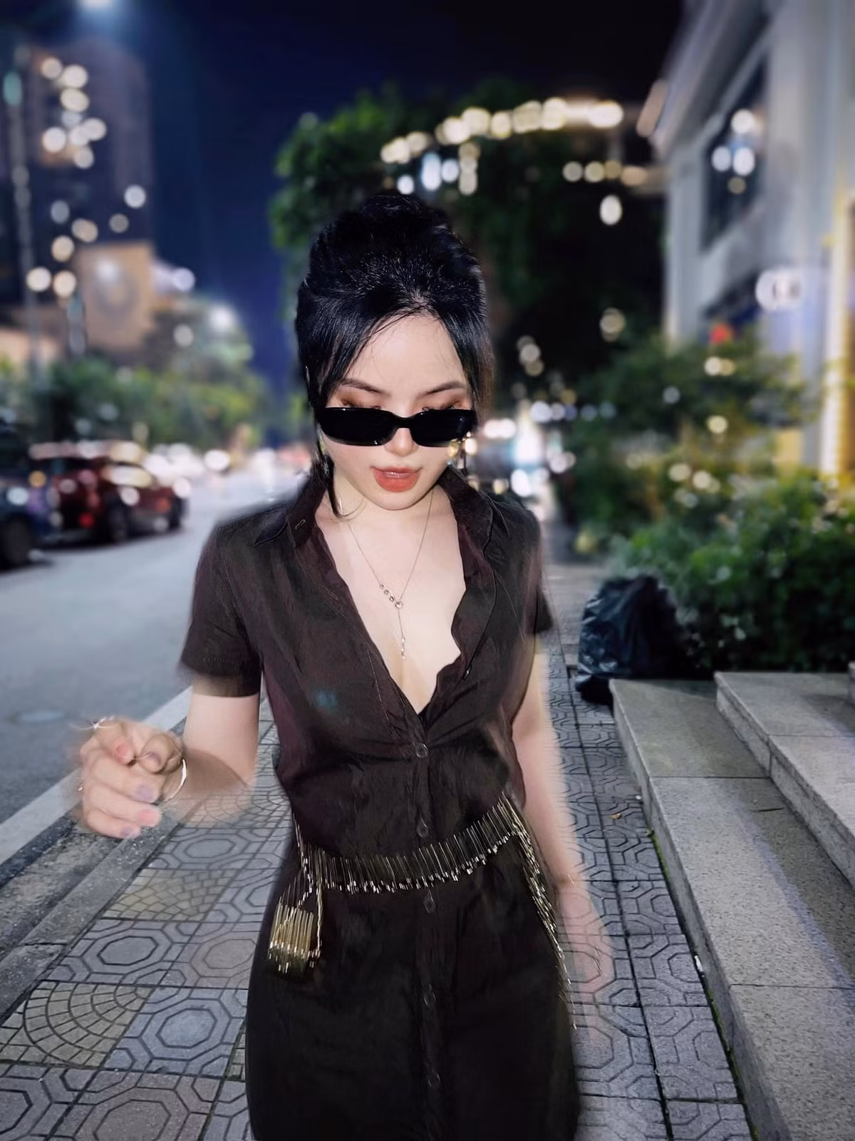 Vòng 1 nóng bỏng, chiếc eo thon cùng làn da trắng nõn nà chính là lợi thế giúp nữ MC nổi bật trong mỗi khung hình.