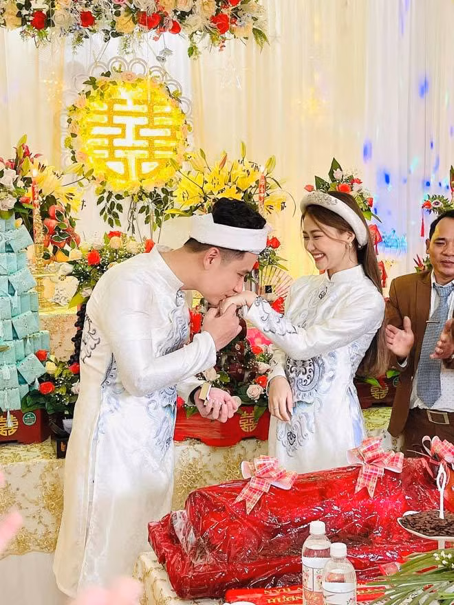 Theo chia sẻ, Thảo Phạm cho biết cô nàng vô cùng mãn nguyện và hạnh phúc, bởi cô có chuyện tình bất ngờ và đầy thú vị khi cô cưới chính người yêu cũ của mình