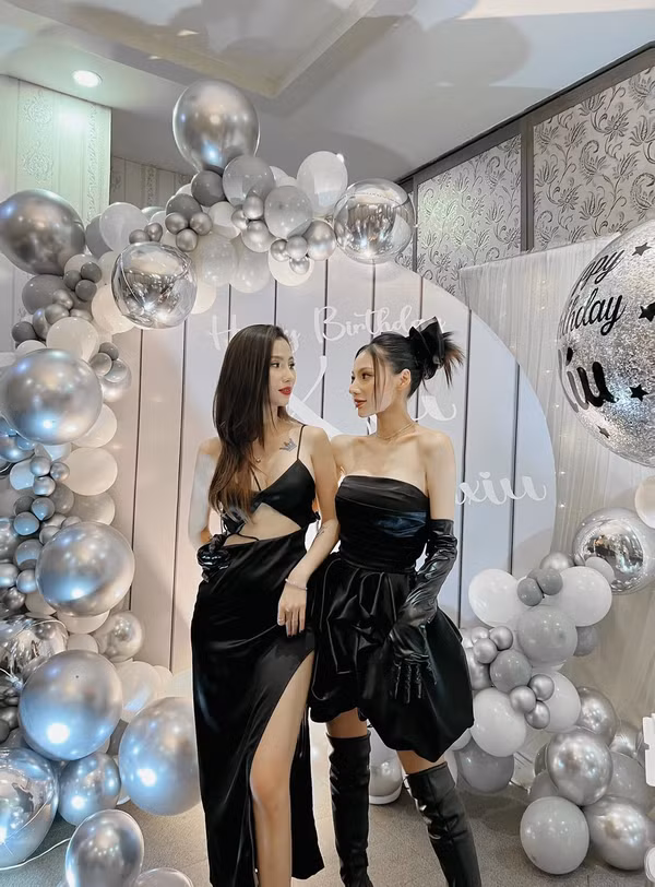 Cặp đôi hot girl đồng tính có tên Minh Minh và Anh Thư bất ngờ được chú ý sau Người Ấy Là Ai mùa 4. Ngoài chia sẻ về chuyện yêu đương, cả 2 còn gây nghẽn sóng khi trao gửi tình cảm ngọt lịm tim đến nửa kia.
