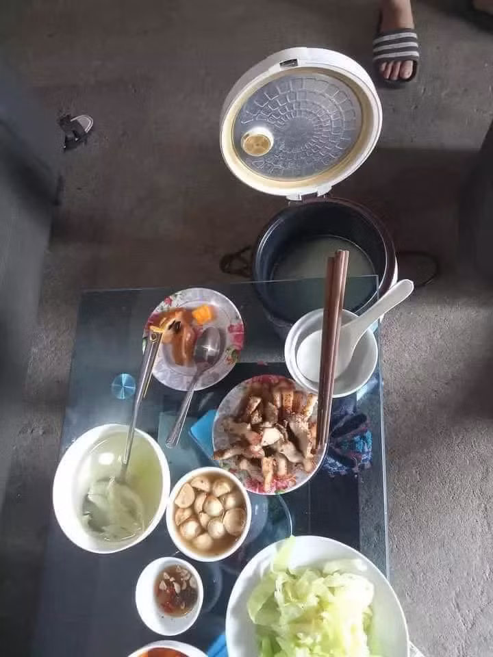 Tuy dễ là vậy, thế nhưng không ít người thường xuyên quên bước bật nút nồi cơm sau khi cắm điện.