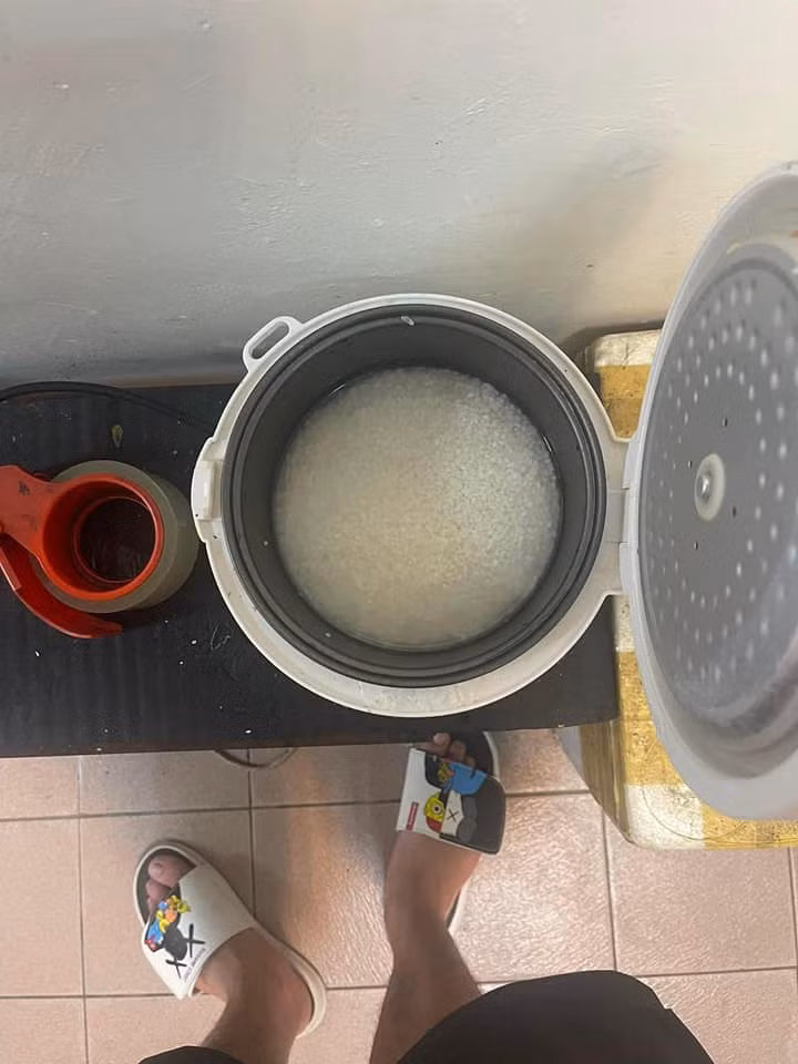 Ngạc nhiên chưa... tưởng mở nắp nồi ra là có đủ cơm ngon canh ngọt, ai dè sắp sửa có bữa cơm chan đầy nước mắt rồi.