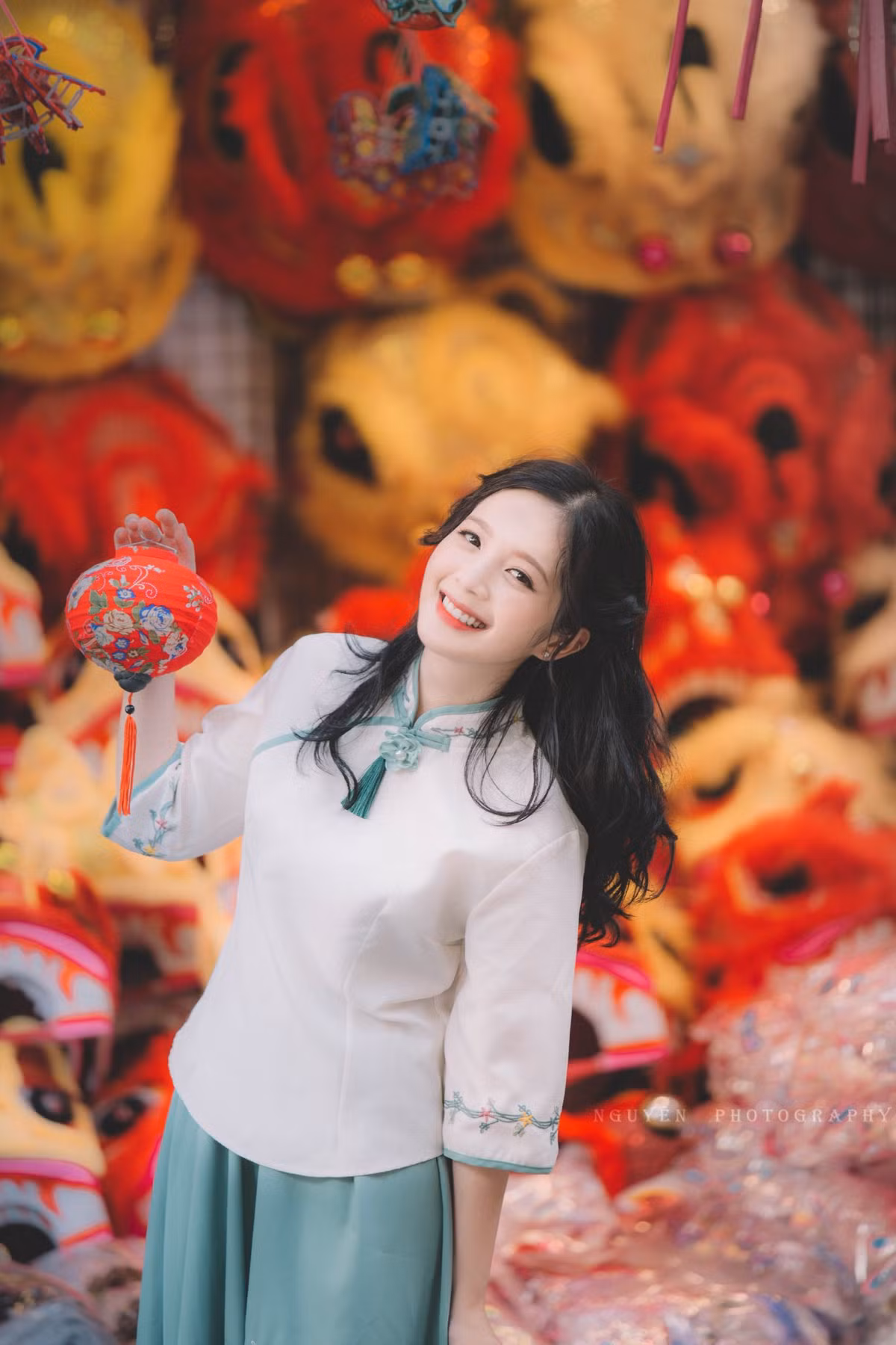 Trong bộ ảnh này, nàng hot girl 9x diện trang phục vô cùng nữ tính cùng với váy và áo giống với trang phục cổ trang. Ảnh: Lê Thanh Nguyên
