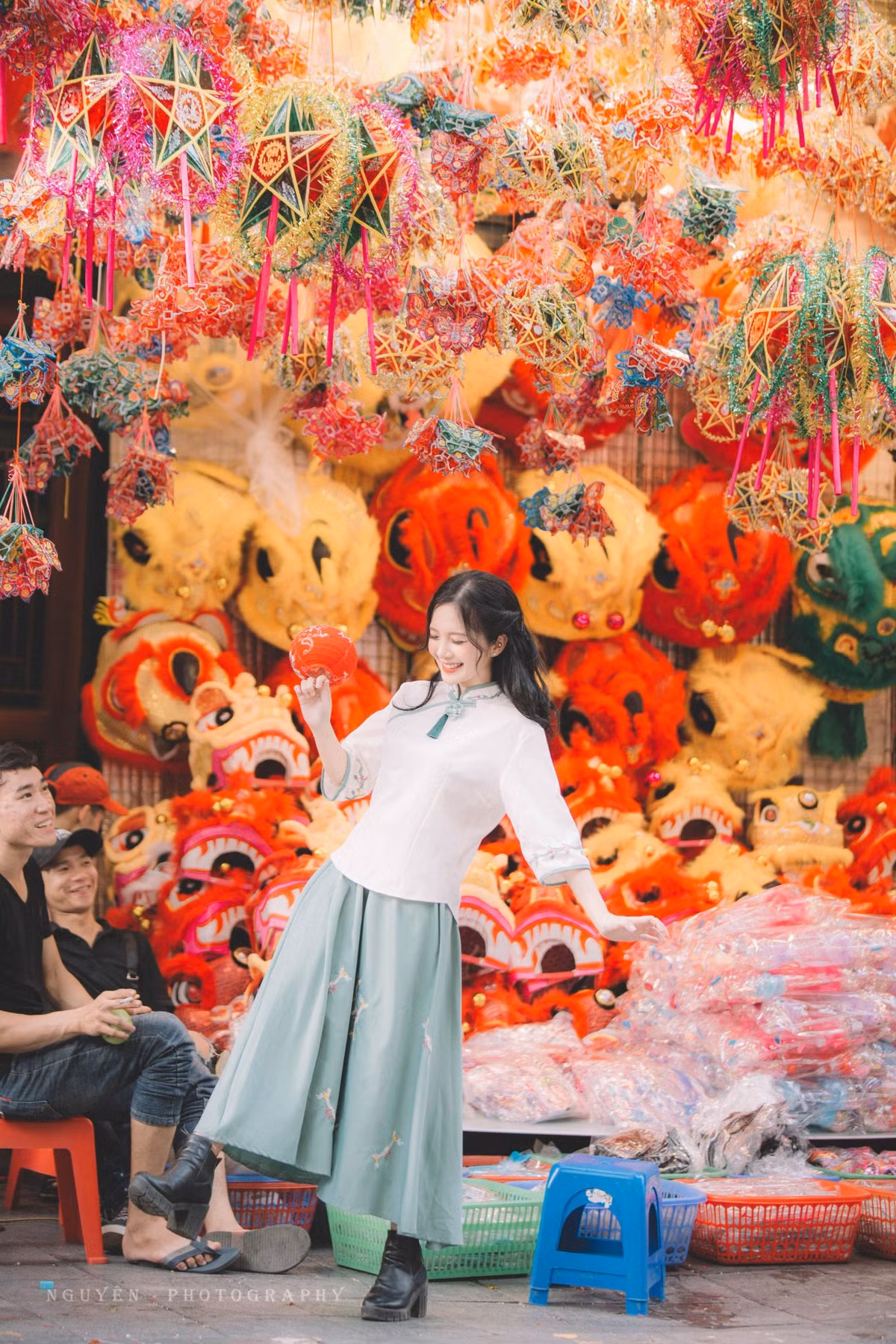Trước thềm Tết Trung thu, Ngọc Huyền đã quyết định thực hiện bộ ảnh để lưu lại những khoảnh khắc lung linh, rạng rỡ tại phố Hàng Mã (Hà Nội). Ảnh: Lê Thanh Nguyên