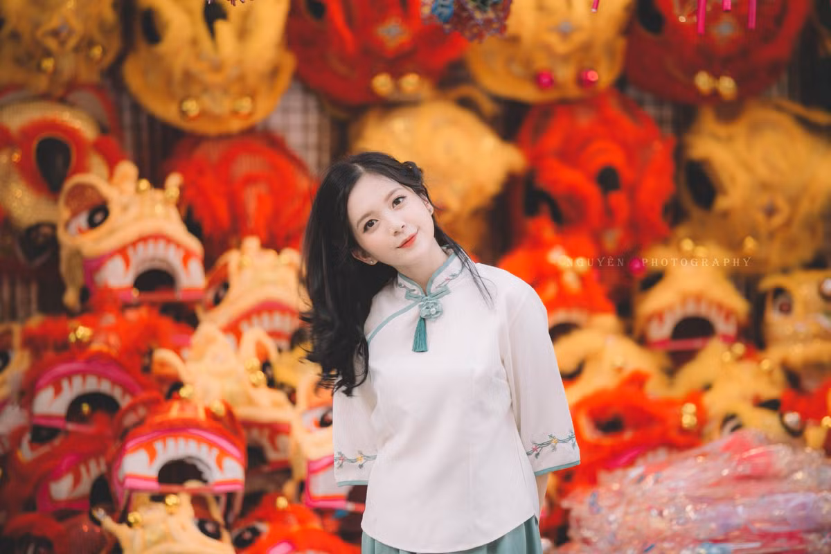Giữa phố Hàng Mã rực rỡ sắc đỏ, gái xinh 9X trở nên nổi bật và ấn tượng hơn bao giờ hết. Ảnh: Lê Thanh Nguyên