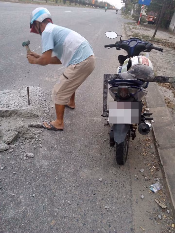 Một anh thợ điện tại Đà Nẵng đã không quản ngại nắng nôi, mang cả đồ nghề của mình để dọn dẹp đường phố, giúp người tham gia giao thông được thuận tiện hơn khi đi lại trên đường.