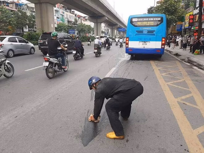 Hay hành động đẹp khác trên đường về một người đàn ông đội mũ bảo hiểm, tay cầm giẻ, khom người lau kỹ vết dầu thải được cho là do chính anh làm đổ ra trên đường khiến rất nhiều người quan tâm.