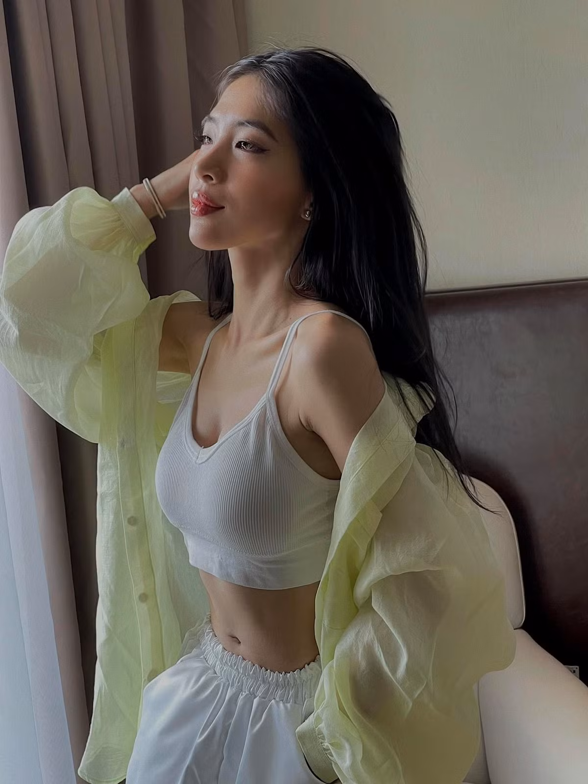 Nàng hot girl thường đăng lên trang cá nhân những clip khoe eo thon để chứng minh body chuẩn không phải là sản phẩm của phần mềm chỉnh sửa. Ảnh: FBNV