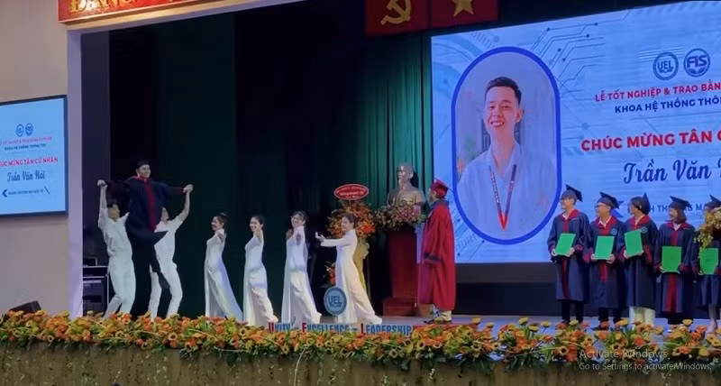 Để tạo dấu ấn cho khoảnh khắc quan trọng cho lễ nhận bằng tốt nghiệp, nam sinh Trần Văn Khải, học trường Đại học Kinh tế - Luật đã "chơi lớn" khi đầu tư cả một vũ đoàn múa chuyên nghiệp hộ tống. Ảnh: TikTok nhân vật