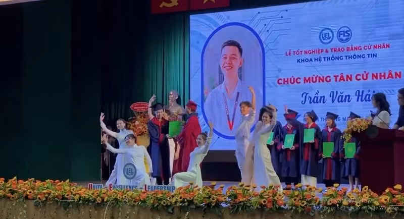 Theo đoạn clip ghi lại, khi được gọi tên lên nhận bằng, nam sinh này đã được những người vũ công nhấc bổng lên mấy lần, xung quanh là bốn cô gái mặc áo dài trắng thướt tha múa phụ họa. Ảnh: TikTok nhân vật