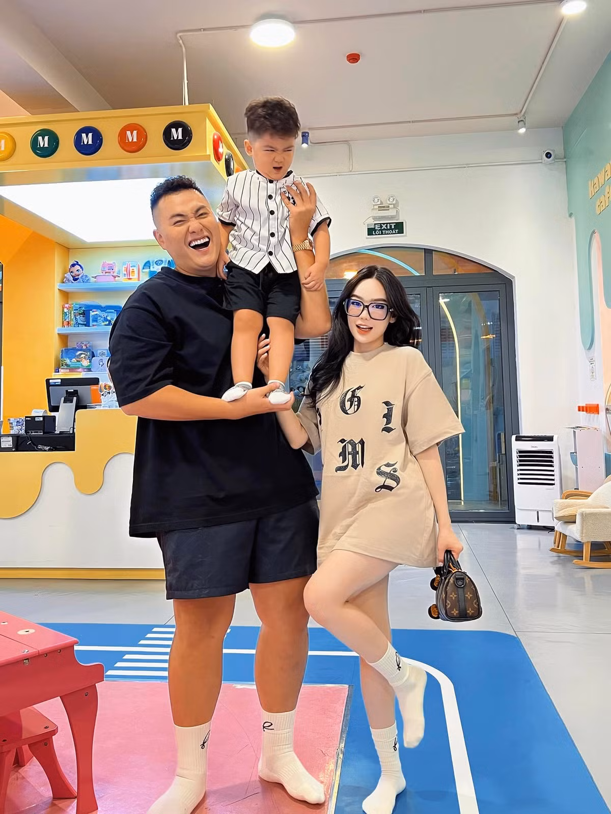 Theo đó, với chiều cao 1m91 Fabo Nguyễn trông chẳng khác nào người khổng lồ. Trong khi Vân Tiny lại có chiều cao khiêm tốn, vóc người nhỏ nhắn.