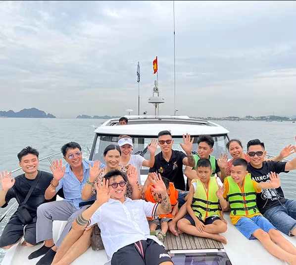 Vừa qua, Doãn Hải My khoe ảnh đi du lịch cùng gia đình. Điều khiến cư dân mạng đặc biệt chú ý là chiếc du thuyền cùng khung cảnh và địa điểm giống hệt ảnh Đoàn Văn Hậu chụp bên gia đình trong kỳ nghỉ trước đó.