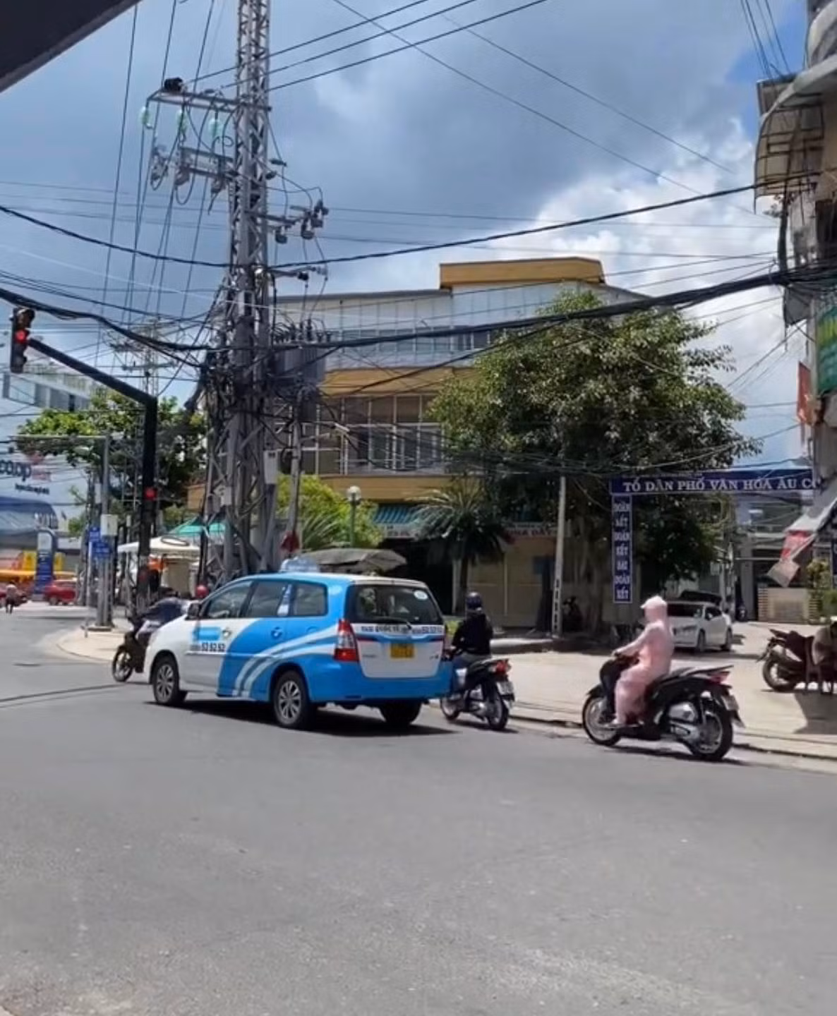 Mới đây, trên mạng xã hội truyền tay nhau hình ảnh và clip một cô gái chân ngắn nhưng đi xe SH. Điều khiến ai qua đường cũng phải chú ý chính là pha dừng đỗ khá cồng kềnh của cô. Ảnh: Tín Nguyễn