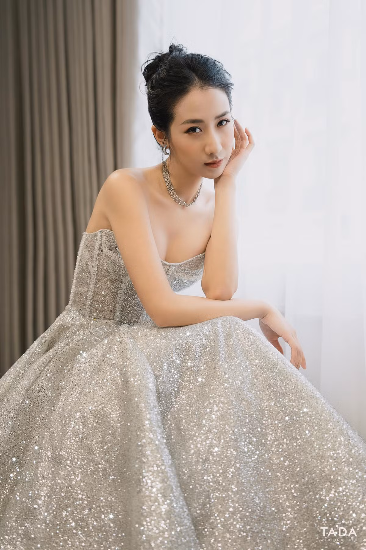 Ngoài ra loạt khoảnh khắc Kiều Ly diện váy cưới phát sáng cũng gây chú ý không kém.