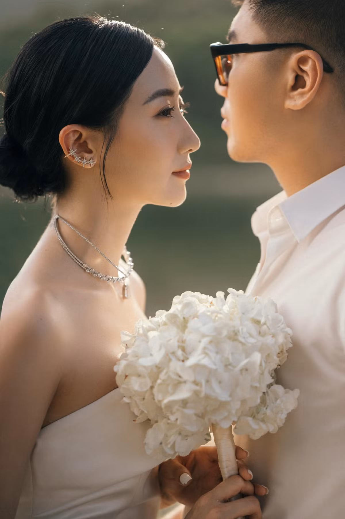 Vào hồi tháng 6 vừa qua, gái xinh sinh năm 1992 nhận lời cầu hôn của nam đạo diễn nổi tiếng.