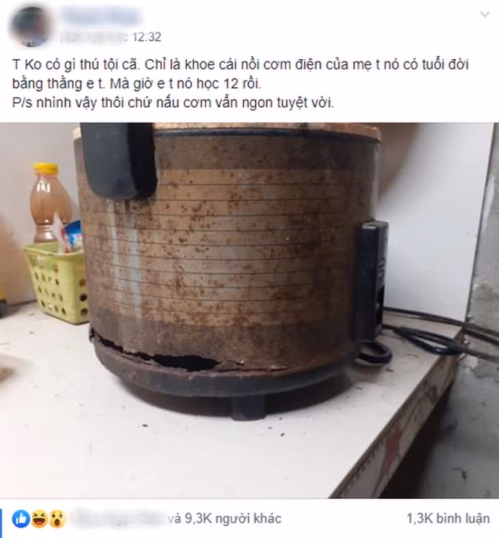 Chiếc nồi cơm điện này dù bên ngoài xập xệ, lâu đời nhưng vẫn được gia chủ dùng nấu cơm ngon lành.
