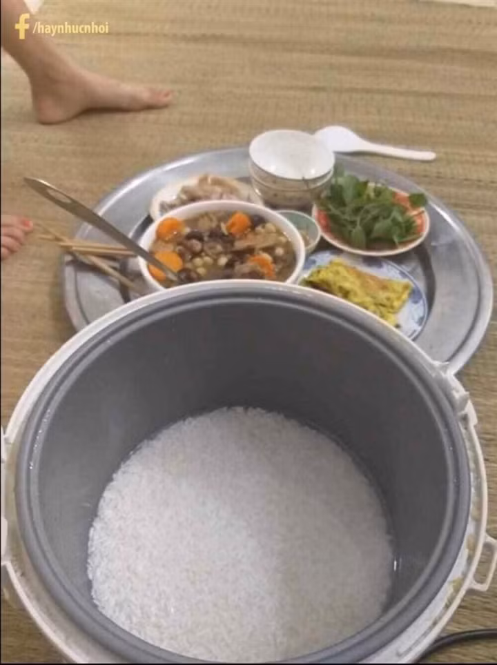 Trên MXH có nhiều tình huống “dở khóc dở cười” xảy ra trong các bữa ăn gia đình chỉ vì “đầu bếp tại gia” không may quên ấn nút khi nấu cơm.