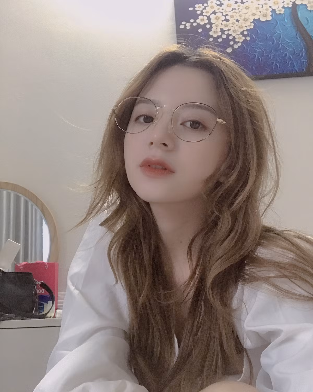 Kể từ khi được nhiều người biết đến, Nhung Tây ngày càng quyến rũ, trưởng thành hơn trong cách ăn mặc. Ảnh: FBNV