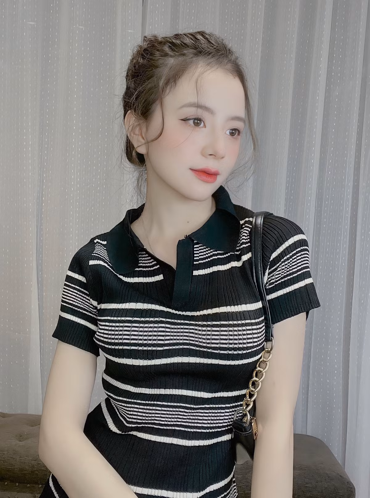 Ngoài thời gian học trên lớp cô còn là người mẫu ảnh tự do cho các cửa hàng thời trang, các studio ảnh ở Hà Nội.