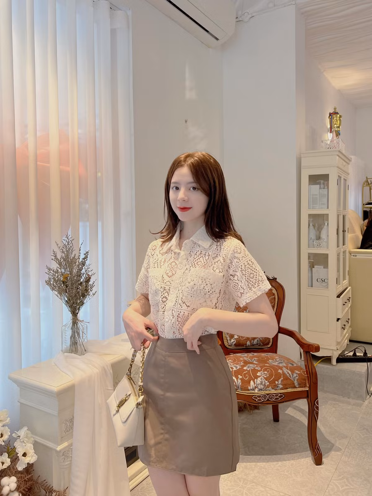 Nàng hot girl Việt Nam Cao Bằng học chuyên ngành Quản trị Khách sạn, khoa Du lịch học, Trường Đại học Khoa học Xã hội và Nhân văn - Đại học Quốc gia Hà Nội.