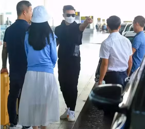 Thời gian Quang Hải sang Pháp, Chu Thanh Huyền nhiều lần đăng ảnh gọi video với một người giấu mặt. Tuy nhiên cô nàng lại giấu mặt nhân vật đó khiến không ít người tò mò.