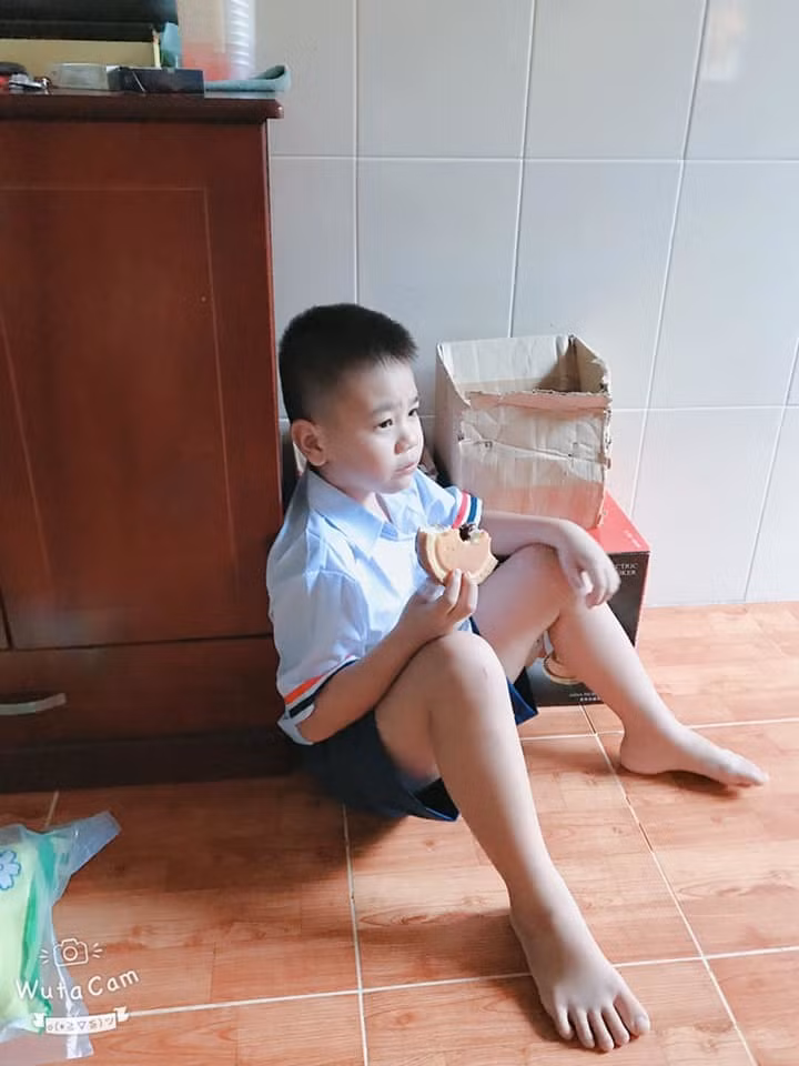 Những gương mặt ấy còn lộ rõ vẻ thẫn thờ như “mất sổ gạo”, rồi khóc mếu chẳng muốn tới lớp, gặp cô giáo rồi vẫn “không cảm xúc”,… trông vừa thương vừa buồn cười.