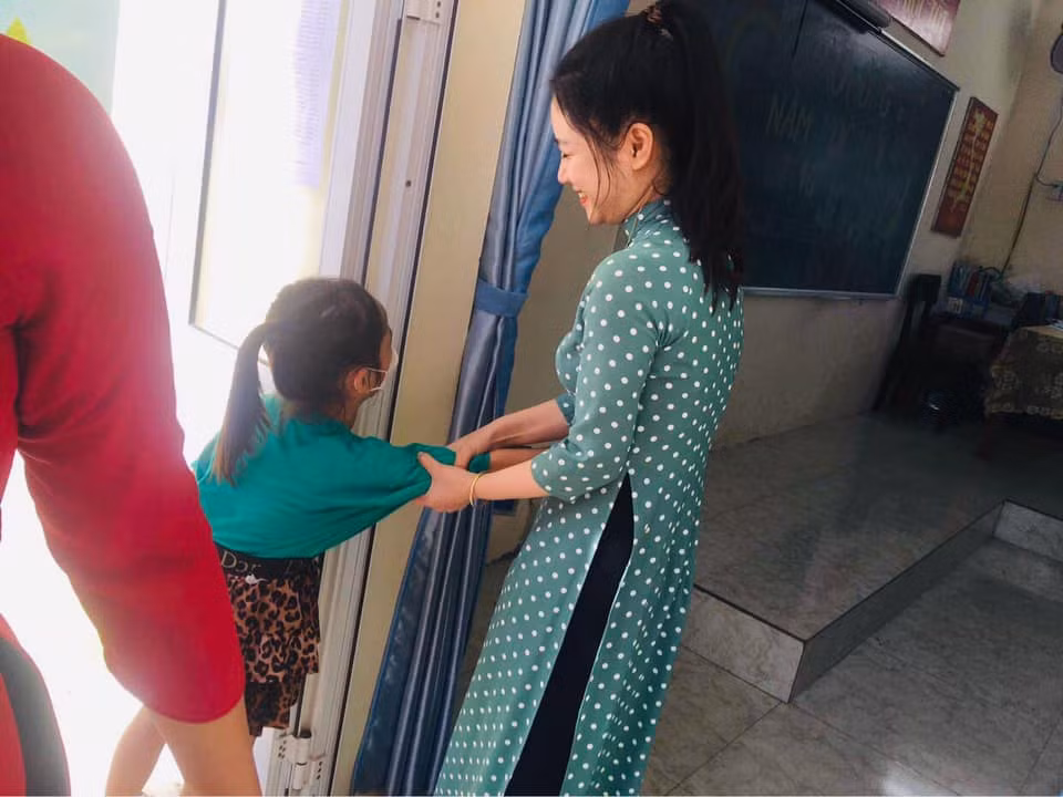 Dù dỗ thế nào, các em cũng không chịu nghe. Nhiều phụ huynh và các cô đã phải dùng biện pháp mạnh.