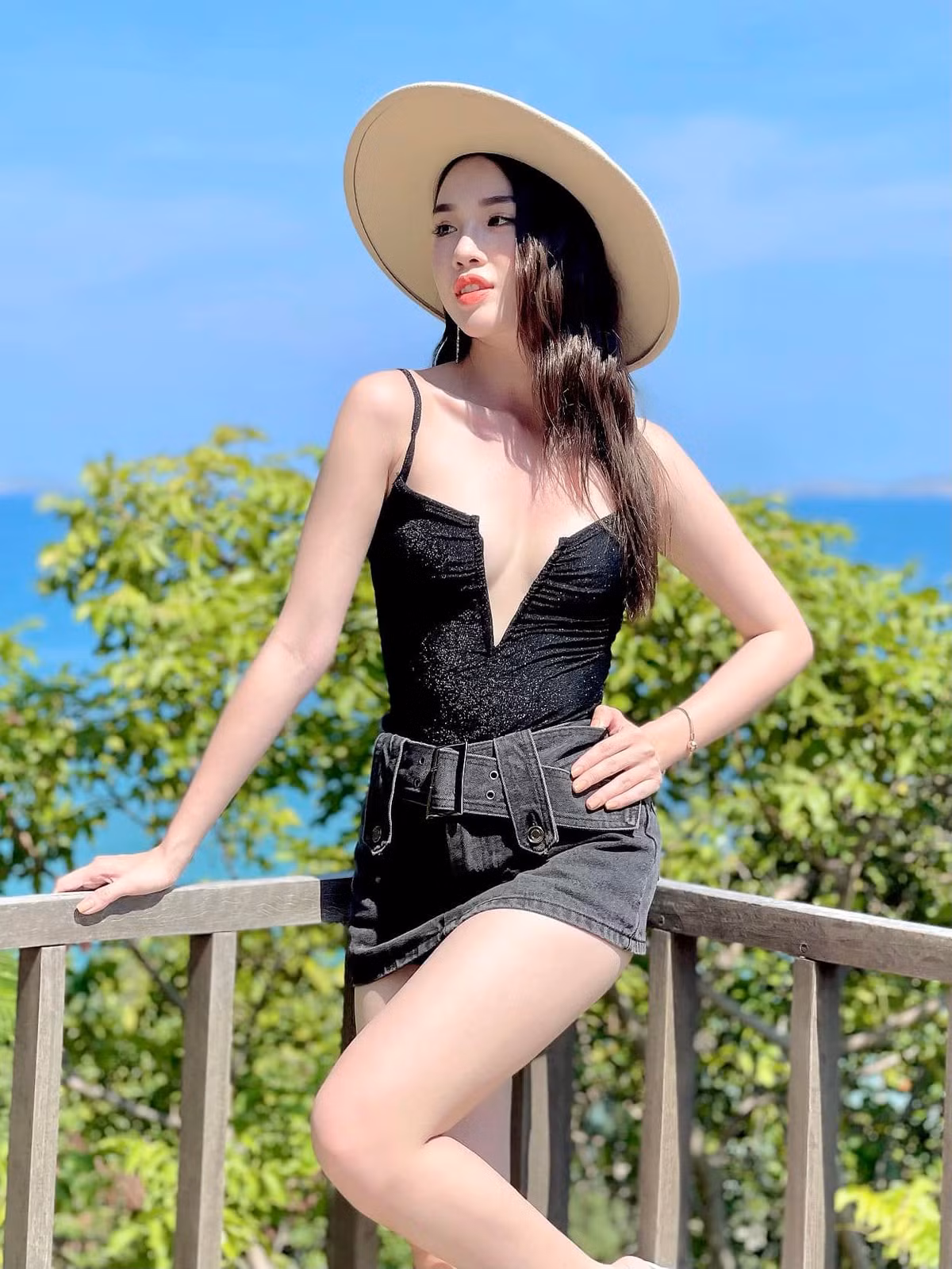 Với lợi thế đẹp về gương mặt lẫn vóc dáng nên Ngọc Mai tự tin theo đuổi phong cách thời trang quyến rũ. Cũng chính bởi vậy, hot girl ngành hàng không này từng bị gạ gẫm làm sugar baby.