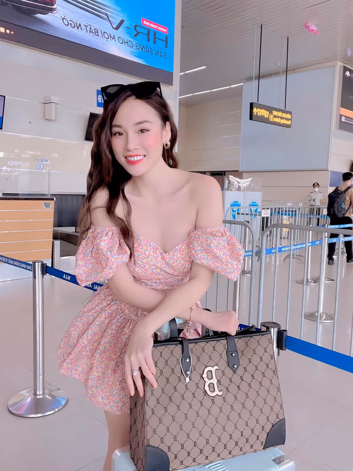 Cô nàng được trời phú có nhan sắc xinh đẹp, gợi cảm không thua kém hot girl đình đám nào.